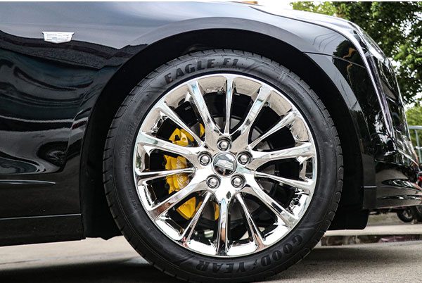 凯迪拉克ct6黑色车身轮毂改不同颜色对比