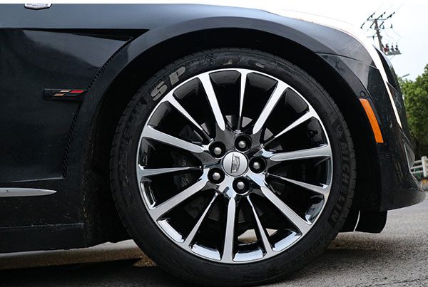 凯迪拉克ct6黑色车身轮毂改不同颜色对比
