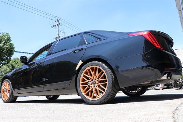 凯迪拉克黑色车身轮毂改古铜橙色