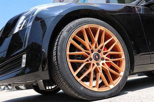 凯迪拉克黑色车身轮毂改古铜橙色